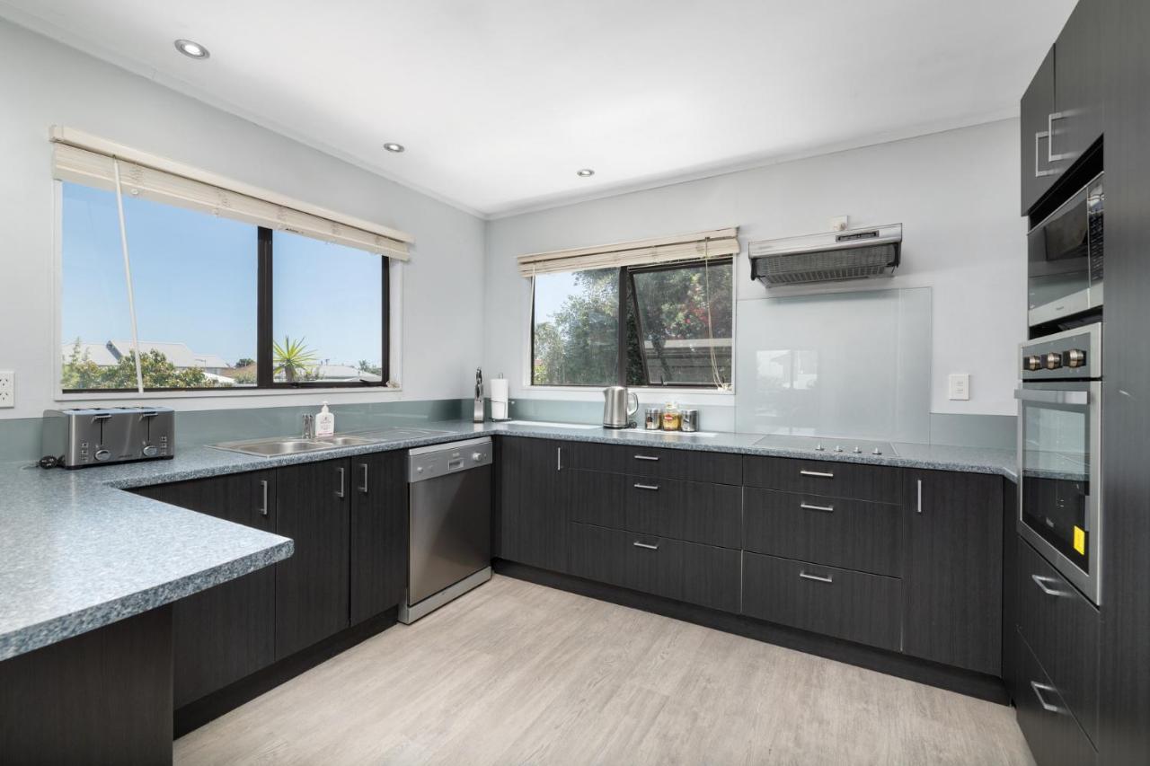 Convenient Family Bach With Easy Access To Blake Park The Beach And Downtown Mount Maunganui Esterno foto
